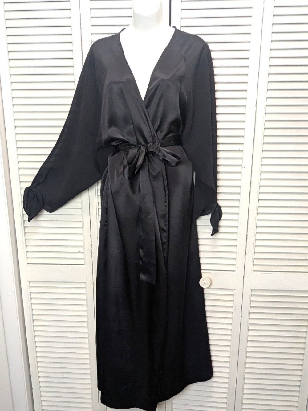 VTG Victoria’s Secret Long Black Satin Robe Chiffon sleeve Sz M/L Gold Label 90s